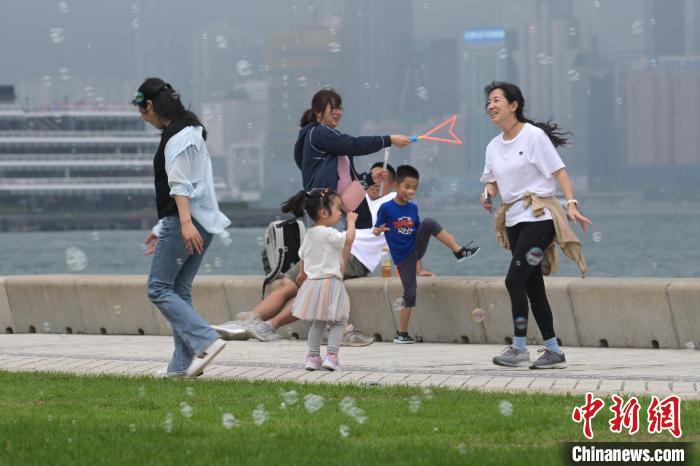 图为旅客在香港西九文化区游玩。　中新网记者 陈永诺 摄