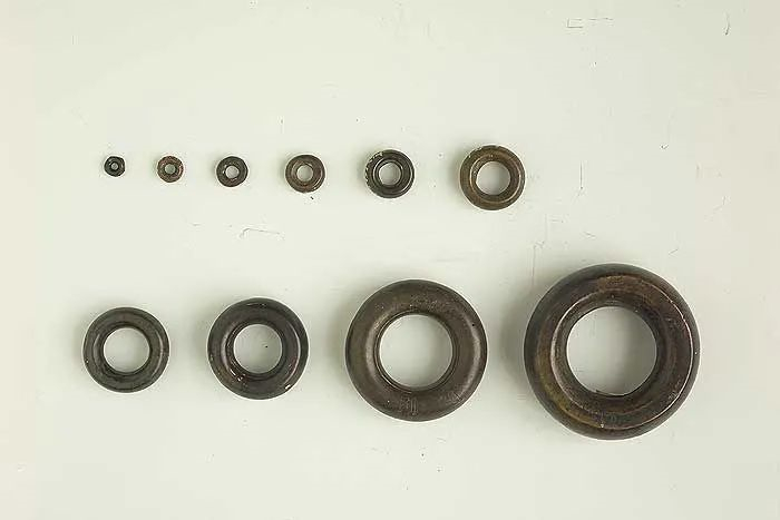 △ 战国楚“钧益”铜环权，湖南省博物馆藏。为适应楚国黄金货币的流通与使用，楚国出现称重的天平与铜环权。