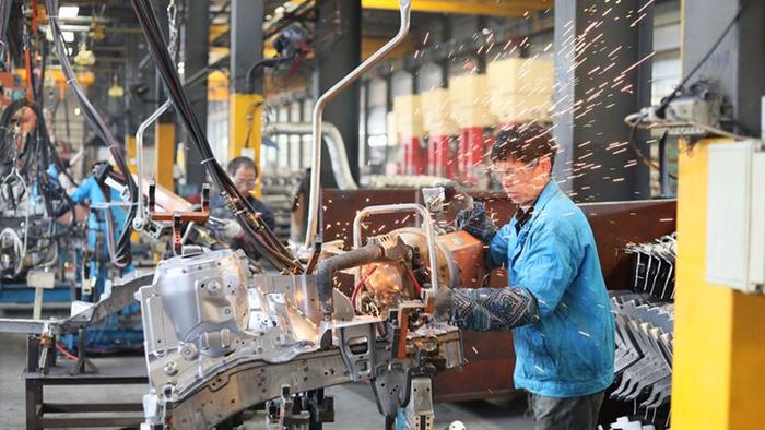 安徽省合肥市肥西县桃花镇一家机械企业生产车间，工人在生产汽车零配件。新华社发（陈家乐 摄）
