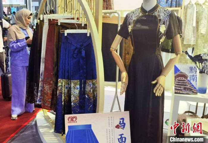 5月2日，境外采购商正在挑选马面裙。中新社记者 蔡敏婕 摄