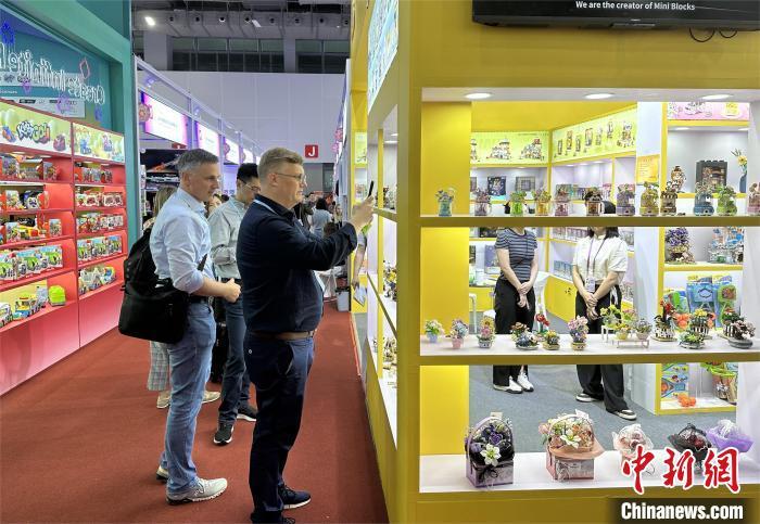 5月1日，境外采购商在第135届广交会三期了解中国玩具产品。中新社记者 程景伟 摄