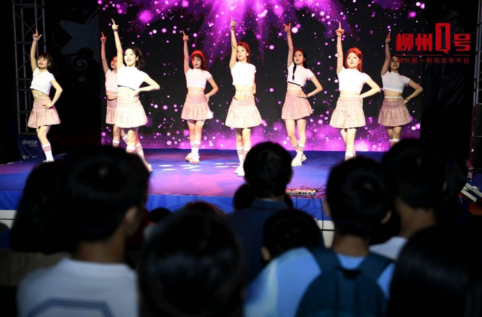 热辣舞蹈“嗨翻”全场。记者 江宏坤 摄