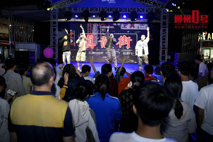 精彩的歌唱表演吸引本地市民和外地游客驻足观看。记者 江宏坤 摄