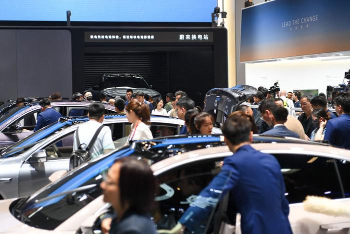   在北京中国国际展览中心顺义馆举行的2024北京车展上，人们在车展现场参观（2024年4月25日摄）。新华社记者 鞠焕宗 摄