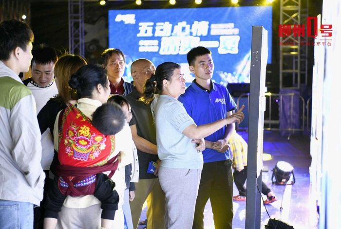 街区巡游活动吸引不少市民参与其中。记者 江宏坤 摄