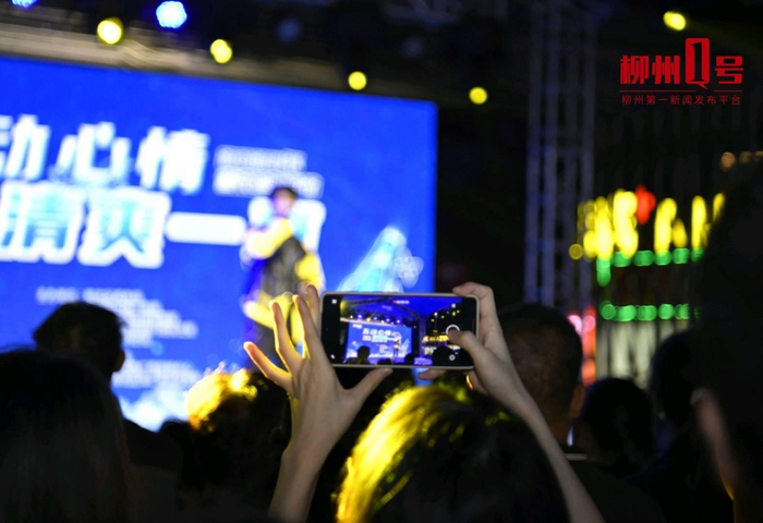 不少游客拿出手机记录精彩瞬间。记者 江宏坤 摄