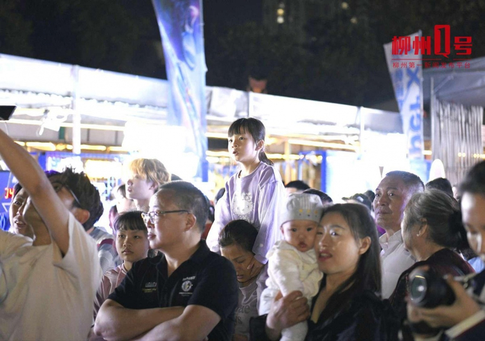 精彩的音乐节目，吸引不少大人和小孩前来观看。记者 江宏坤 摄