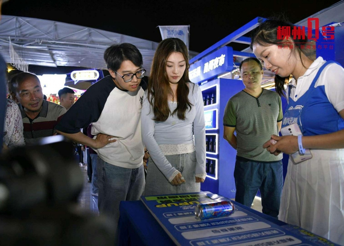 街区巡游活动吸引不少市民参加。记者 江宏坤 摄