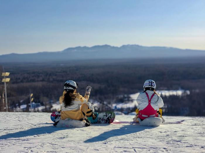 2月2日，游客在长白山和平滑雪场的雪坡上远眺长白山主峰。新华社记者 王帆 摄