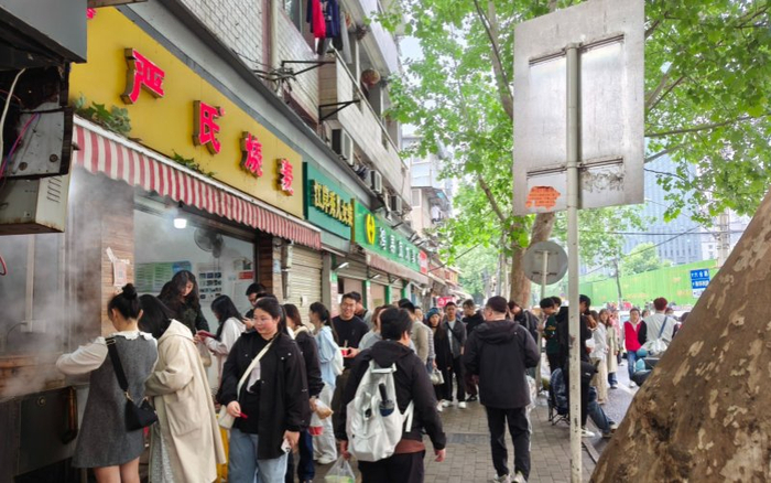 山海关路排长队。黄丽娟摄