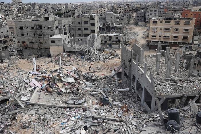 △当地时间5月2日，加沙地带汗尤尼斯，被毁的建筑物。