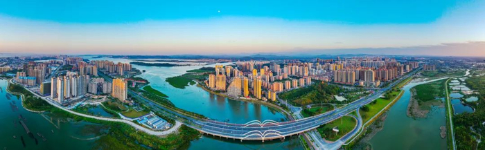 防城港市鸟瞰。（罗盛 摄）