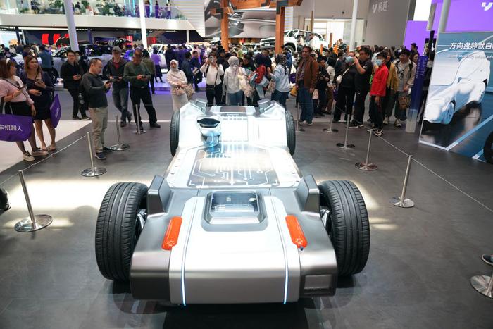 2024年4月30日，在北京车展上，观众在吉利汽车展区参观一款AI数字底盘。新华社记者 张晨霖 摄