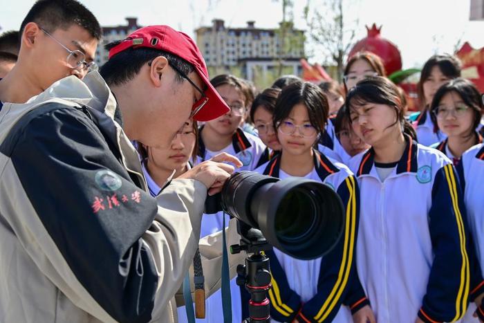  在新疆生产建设兵团第五师高级中学，研究生支教团成员王仡柯（左）给同学们上摄影选修课（4月11日摄）。新华社记者 丁磊 摄