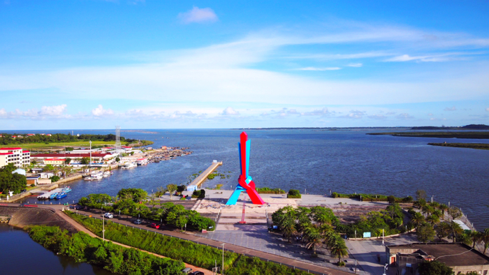 东兴山海相连地标广场。（王亚博 摄）