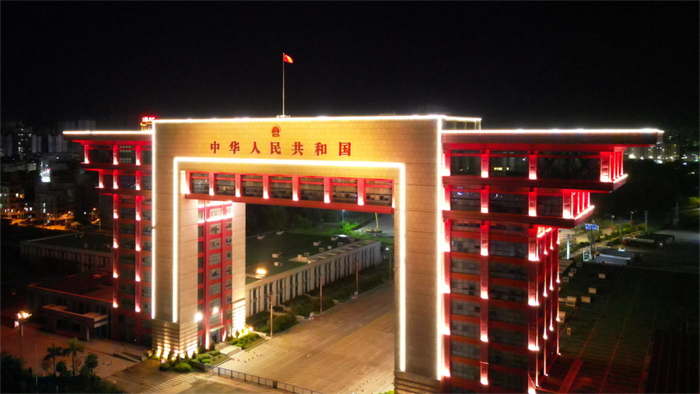 东兴口岸二桥国门楼。（蒙正欢 摄）