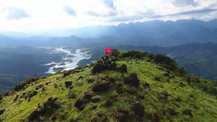 高山擎旗巡逻。（李赋嘉 摄）