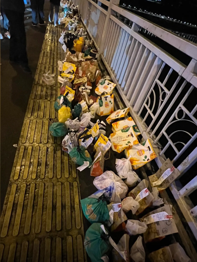 桥上摆满了给“胖猫”的外卖 图源：自称“胖猫”姐姐的社交账号