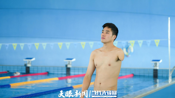 ▲正准备入水训练的伍洪良。贵州日报天眼新闻记者 陈祖嘉 摄