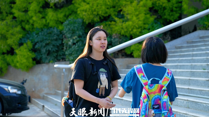 ▲训练结束，蔡丽雯正在和队友聊天。贵州日报天眼新闻记者 陈祖嘉 摄