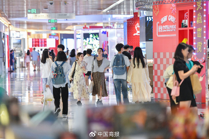 五一假期期间，海南多家免税店推出多重促销优惠活动，吸引顾客入店消费。（图片由CNSPHOTO提供）