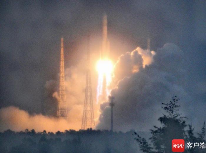 5月3日17时27分，嫦娥六号探测器由长征五号遥八运载火箭在中国文昌航天发射场成功发射。记者 吴岳文 摄