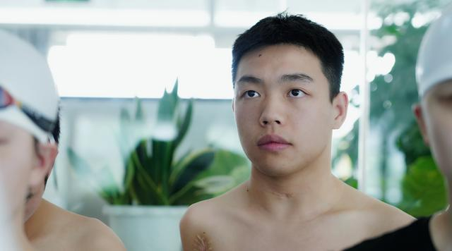 杨洪正在认真听教练周广慈布置任务。贵州日报天眼新闻记者 陈祖嘉 摄