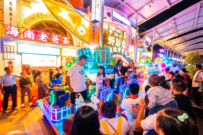 在三亚海昌梦幻海洋不夜城，各种娱乐项目场地灯火通明，景区处处弥漫着欢声笑语。王纬 摄