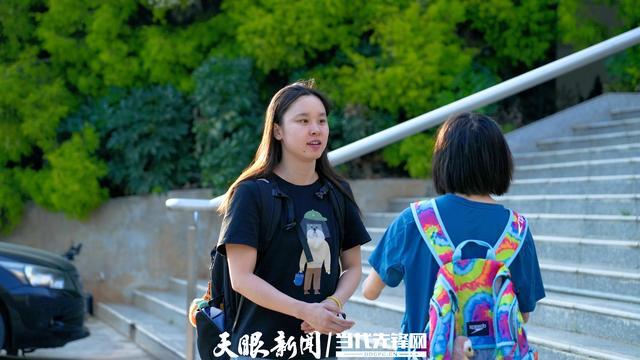 训练结束，蔡丽雯正在和队友聊天。贵州日报天眼新闻记者 陈祖嘉 摄