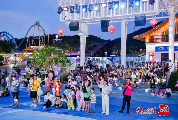 假期期间，三亚红色娘子军景区精彩纷呈，人气火爆。