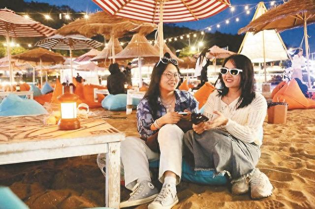 5月3日，游客在连云港在海一方公园海边沙滩上品美食、观美景、赏表演。 王春 摄 （视觉江苏网供图）连云港：