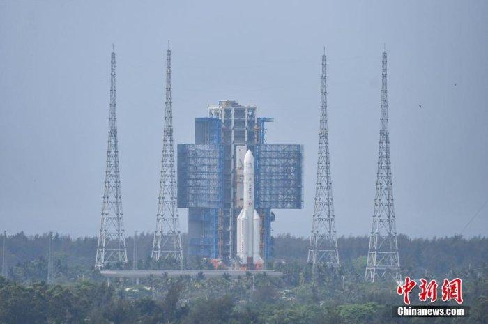 4月27日,长征五号遥八运载火箭在中国文昌航天发射场