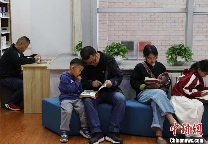 读者在宁夏图书馆阅读。中新网记者 于晶 摄