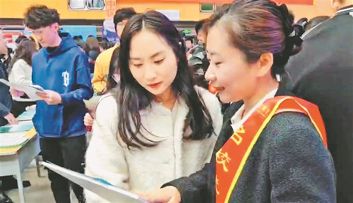     克东县工作人员为县域企业招聘人才。图片由克东县委组织部提供