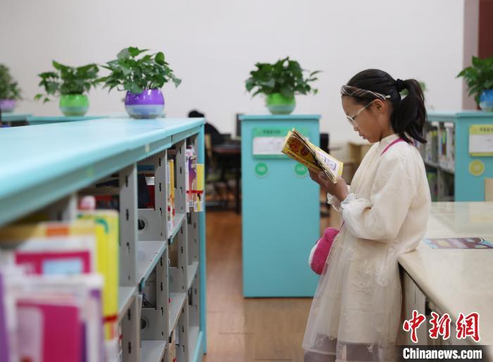 读者在宁夏图书馆阅读。中新网记者 于晶 摄