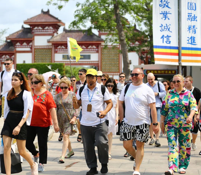 5月3日，外国游客在三亚南山文化旅游区游览。陈文武 摄