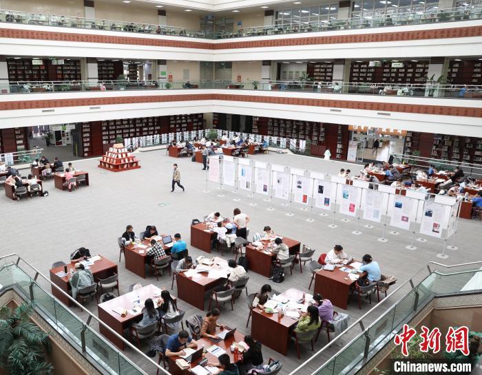 读者在宁夏图书馆阅读、自习。中新网记者 于晶 摄