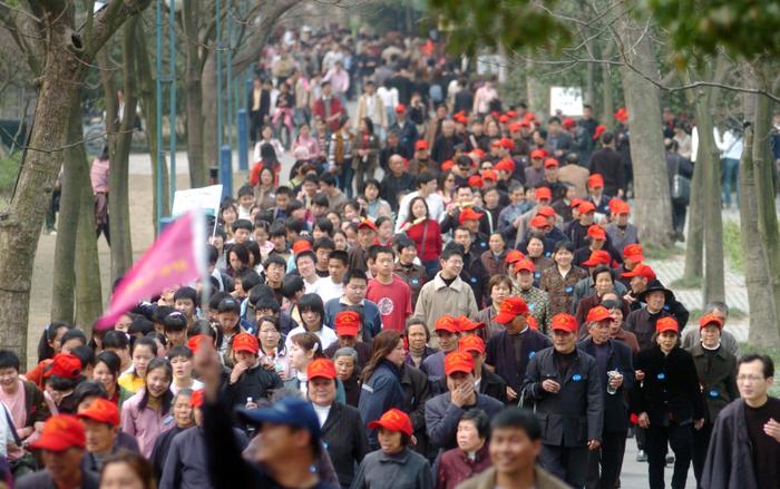 2005年4月1日，浙江杭州西湖苏堤上的游人摩肩接踵。新华社发（李震宇 摄）