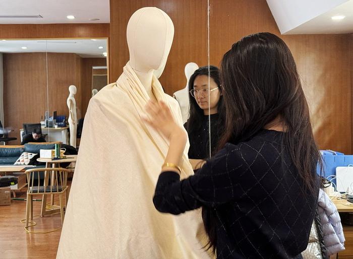 洛阳汉服研究院设计师制作中国国际时装周“龙门月窗”发布会服装。张文琪摄