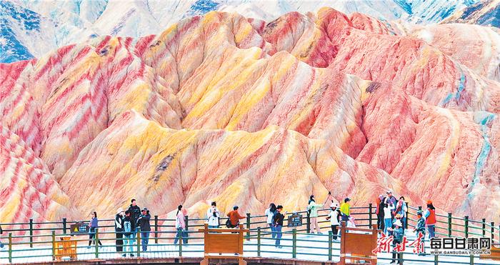 【图片新闻】游客在张掖七彩丹霞景区欣赏独特的丹霞地貌