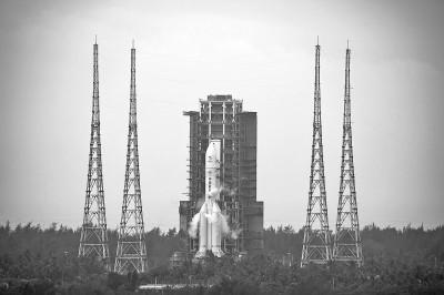 　　5月3日17时27分，嫦娥六号探测器由长征五号遥八运载火箭成功发射。光明日报记者 陈城摄/光明图片