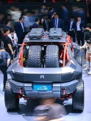 北京车展现场，猛士科技概念车引来众人围观。