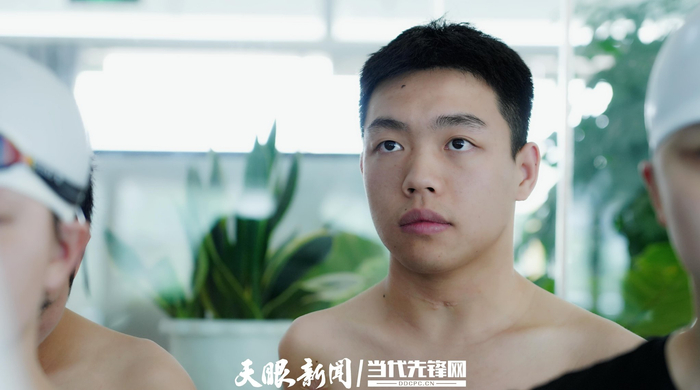 ▲杨洪正在认真听教练周广慈布置任务。贵州日报天眼新闻记者 陈祖嘉 摄