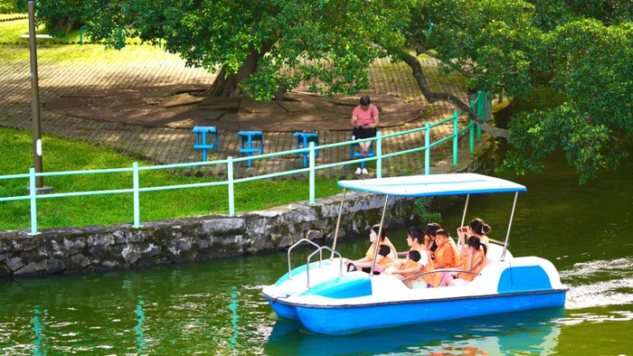 游人众多。吴东俊 摄