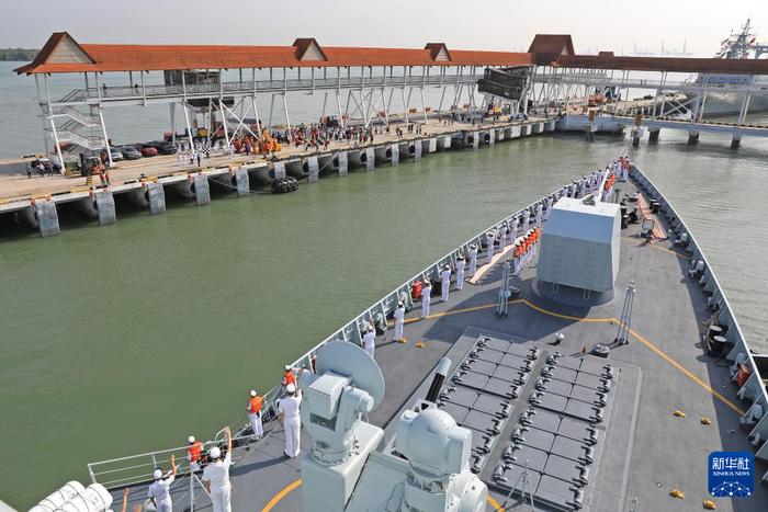   5月2日，中国海军第45批护航编队舰艇驶入马来西亚巴生港。新华社发（王远方摄）