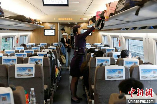 封盛在列车车厢内进行安全检查。中新网记者 殷立勤 摄