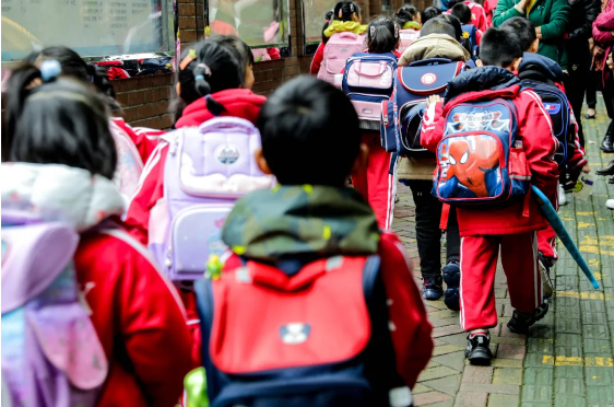 ▲小学生上学。图/新华社