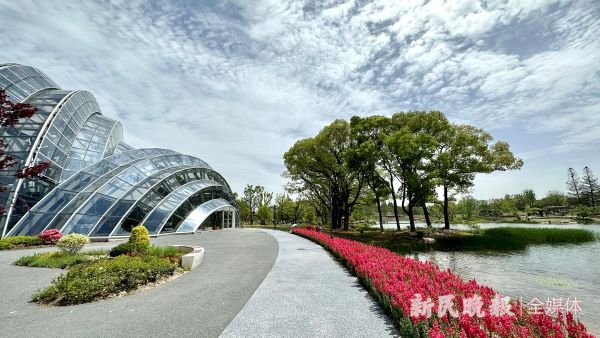 图说：临水而建的温室