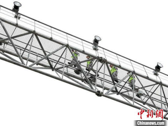 台州S1线风水电检修员在灯桥上仔细行走。赵邓舒宁 供图