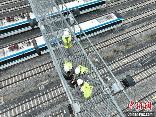 台州S1线风水电检修员在灯桥上作业。赵邓舒宁 供图